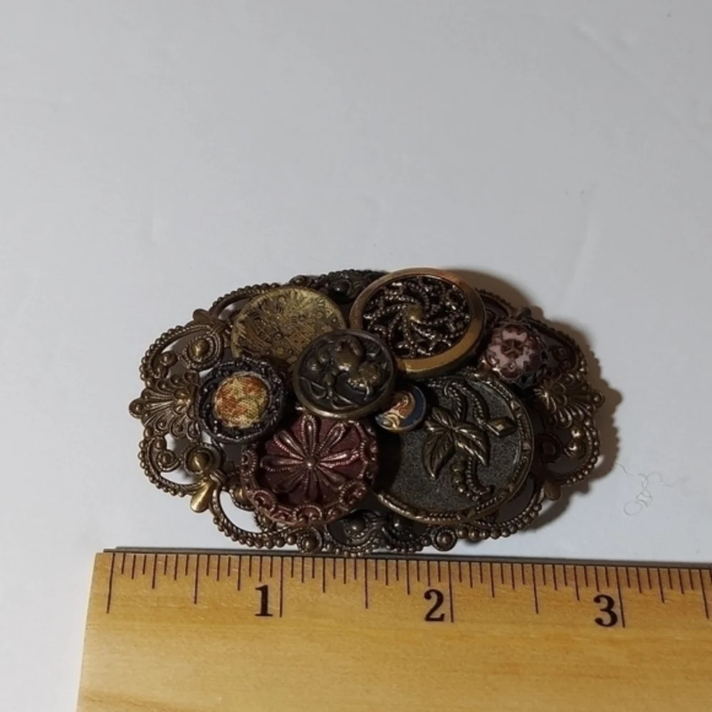 Steampunk Brooch Perfect for your funky outfits - Picture 8 of 9
